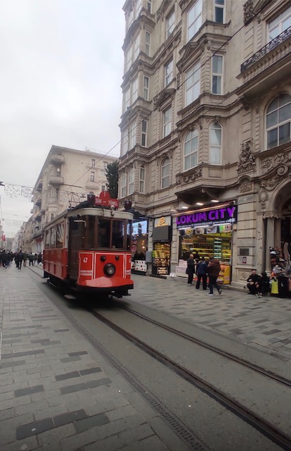 BEYOĞLU  İSTİKLAL CADDESİ  SPORTİF YÜRÜYÜŞ
